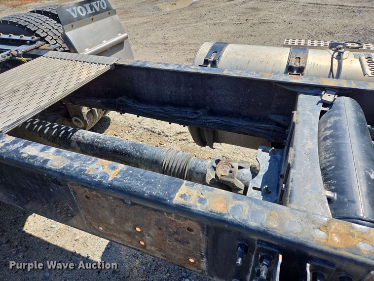 image for item EB1057 2015 Volvo VNL semi truck