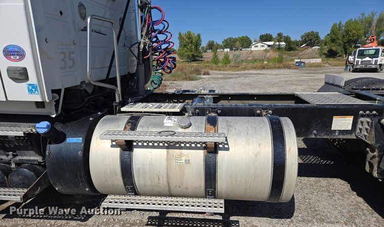 image for item EB1057 2015 Volvo VNL semi truck