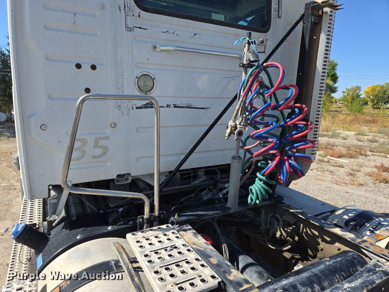 image for item EB1057 2015 Volvo VNL semi truck