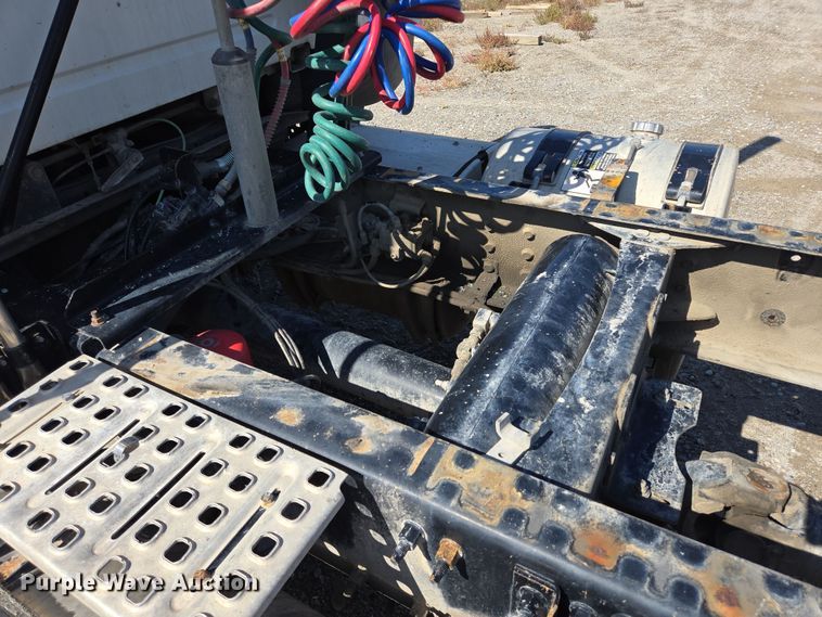 image for item EB1057 2015 Volvo VNL semi truck