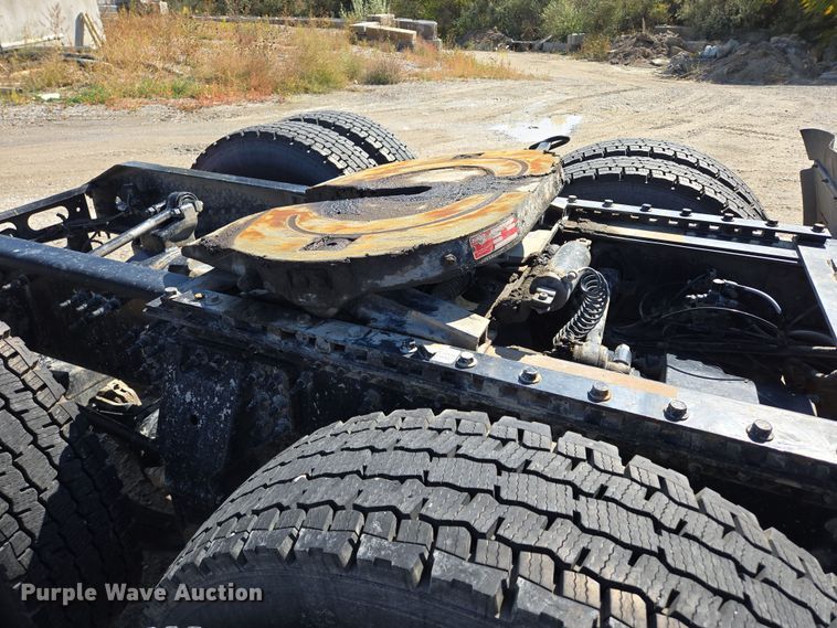 image for item EB1057 2015 Volvo VNL semi truck