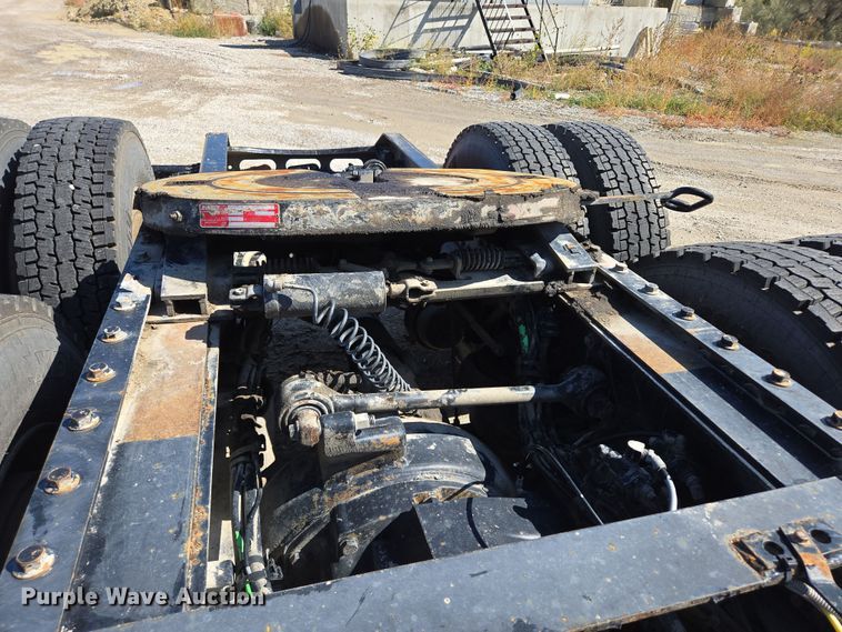 image for item EB1057 2015 Volvo VNL semi truck