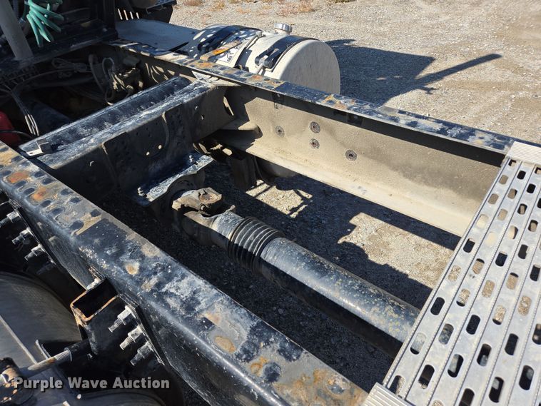 image for item EB1057 2015 Volvo VNL semi truck