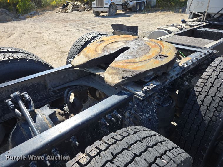 image for item EB1057 2015 Volvo VNL semi truck