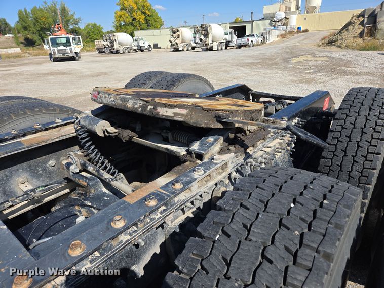 image for item EB1057 2015 Volvo VNL semi truck