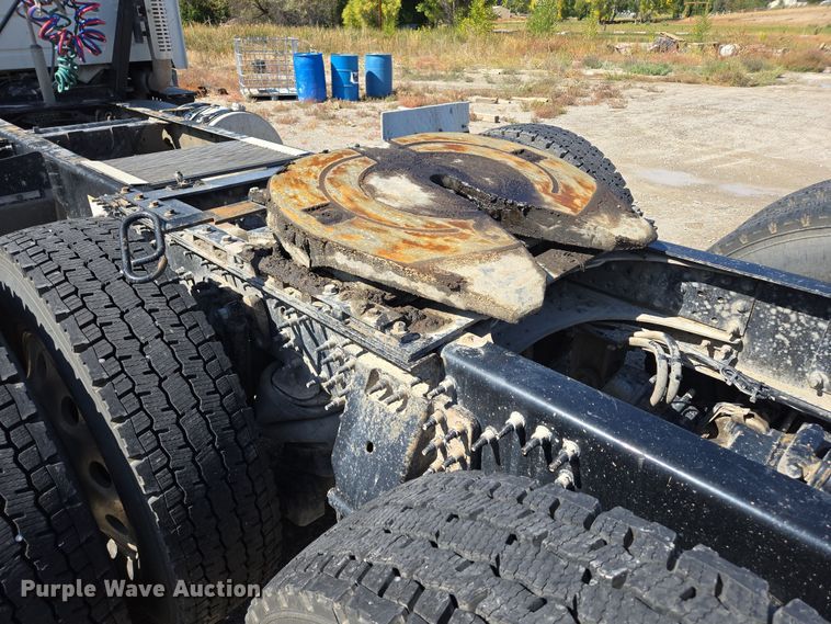 image for item EB1057 2015 Volvo VNL semi truck