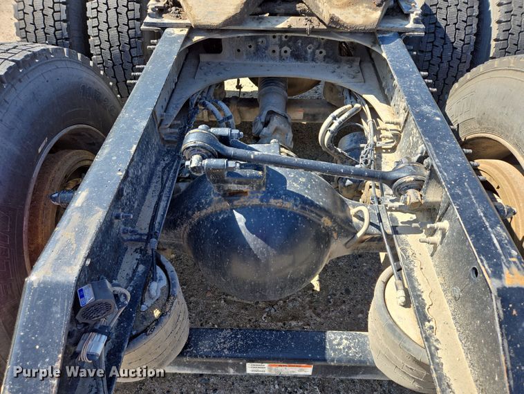 image for item EB1057 2015 Volvo VNL semi truck