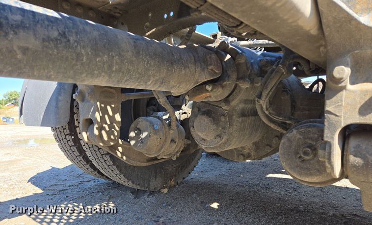 image for item EB1057 2015 Volvo VNL semi truck