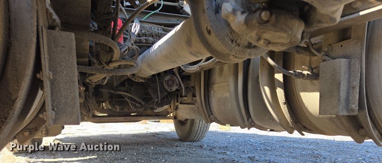 image for item EB1057 2015 Volvo VNL semi truck