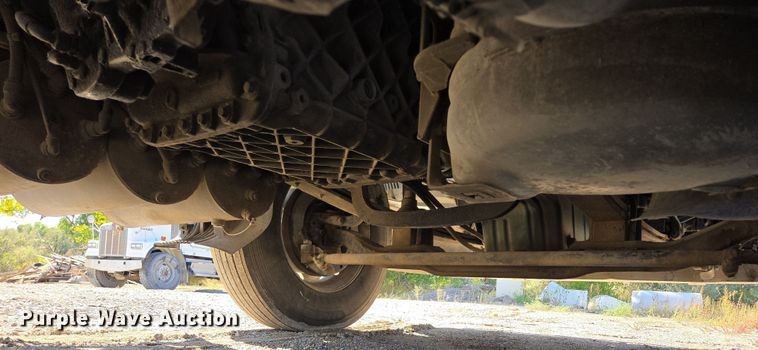 image for item EB1057 2015 Volvo VNL semi truck