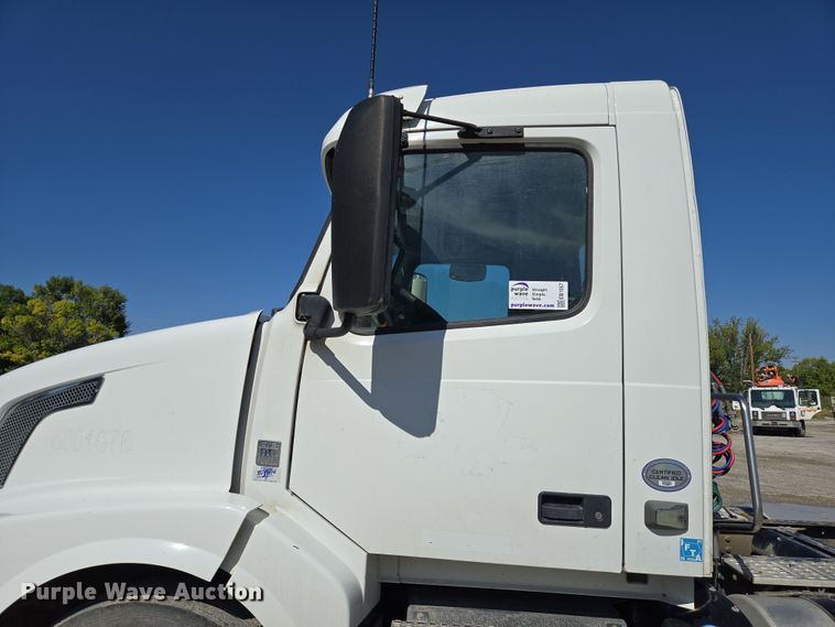 image for item EB1057 2015 Volvo VNL semi truck