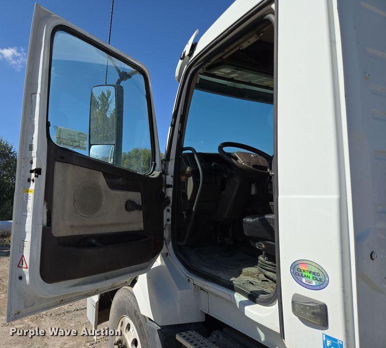image for item EB1057 2015 Volvo VNL semi truck