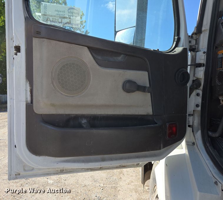 image for item EB1057 2015 Volvo VNL semi truck