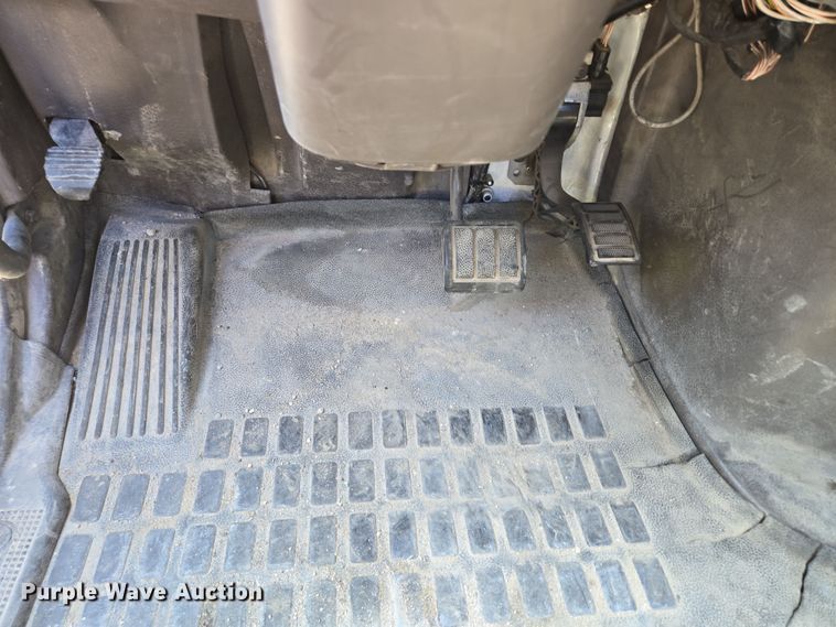 image for item EB1057 2015 Volvo VNL semi truck