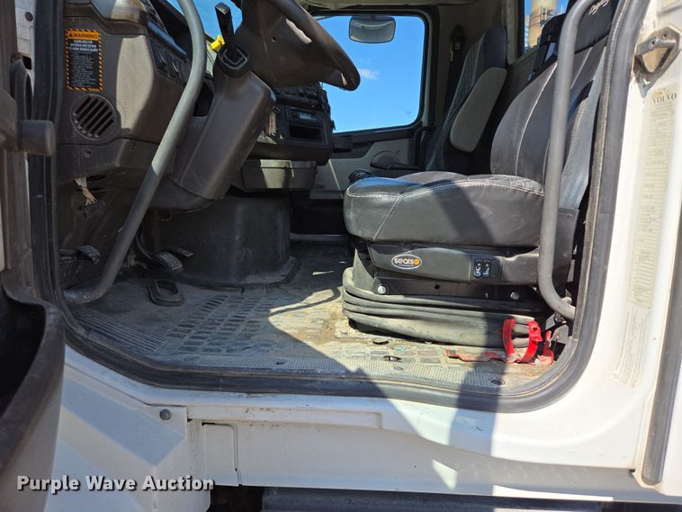 image for item EB1057 2015 Volvo VNL semi truck