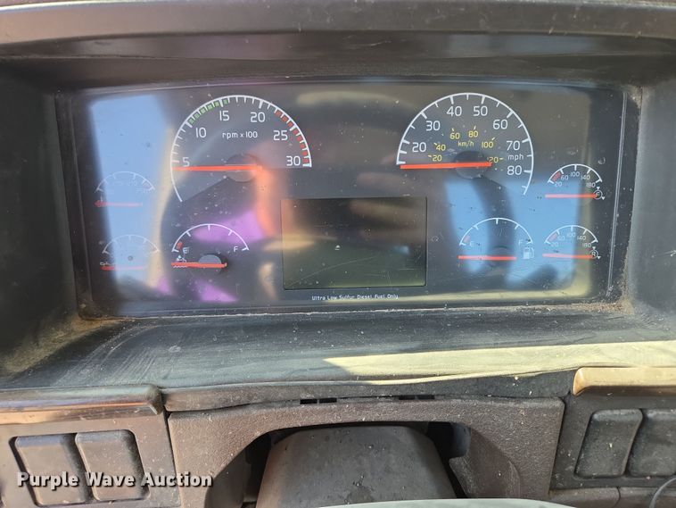 image for item EB1057 2015 Volvo VNL semi truck