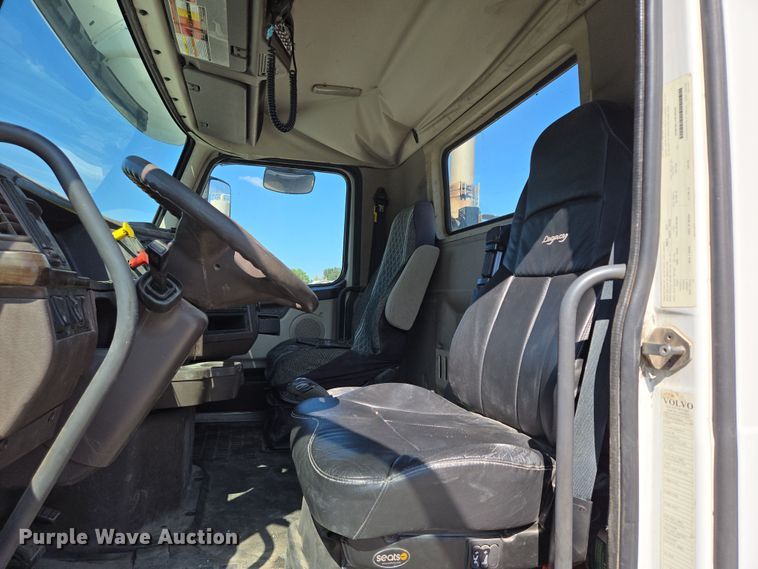 image for item EB1057 2015 Volvo VNL semi truck