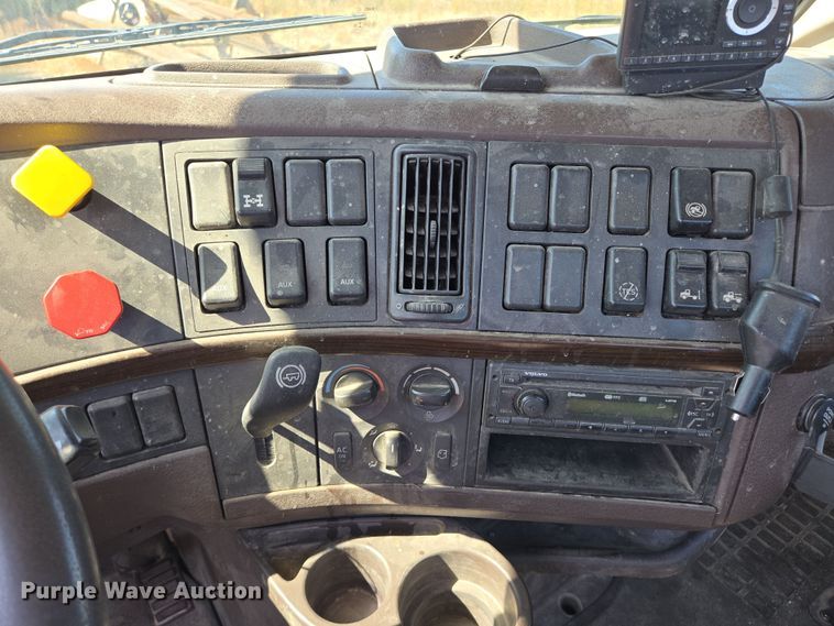 image for item EB1057 2015 Volvo VNL semi truck