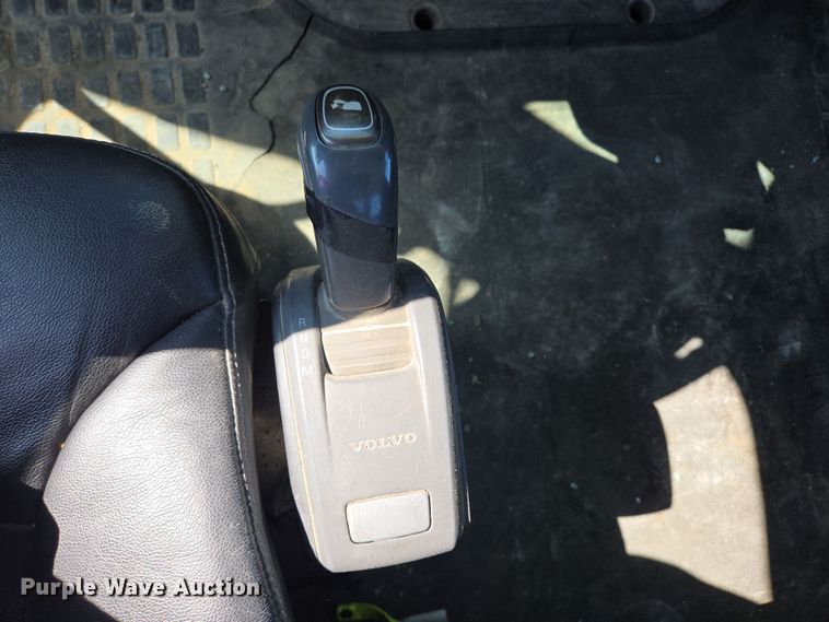 image for item EB1057 2015 Volvo VNL semi truck