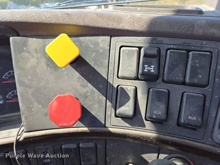 image for item EB1057 2015 Volvo VNL semi truck