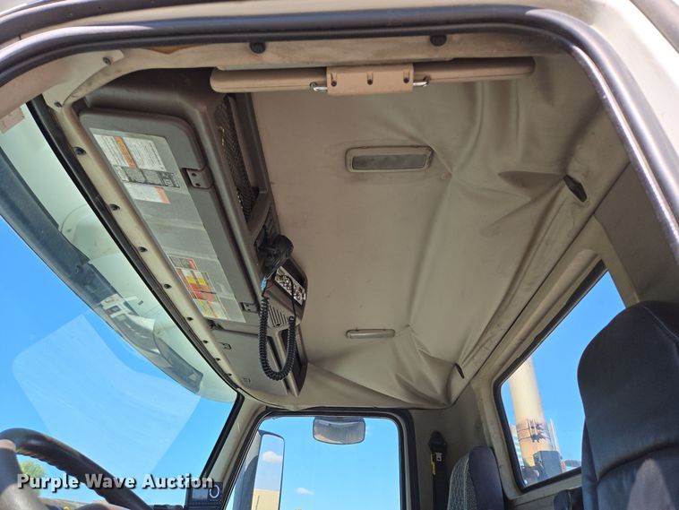 image for item EB1057 2015 Volvo VNL semi truck