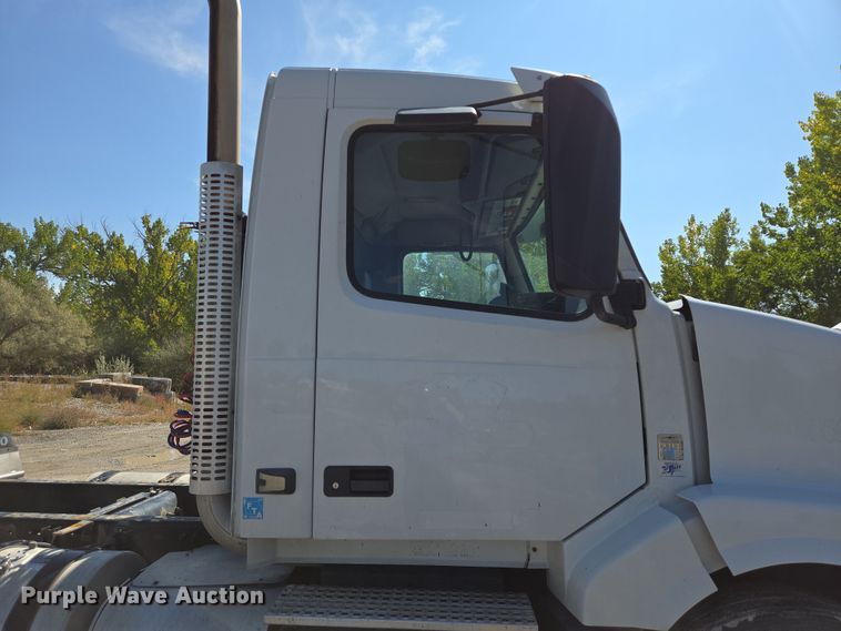 image for item EB1057 2015 Volvo VNL semi truck