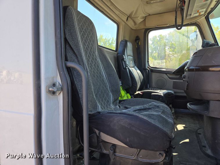 image for item EB1057 2015 Volvo VNL semi truck