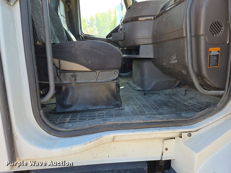 image for item EB1057 2015 Volvo VNL semi truck