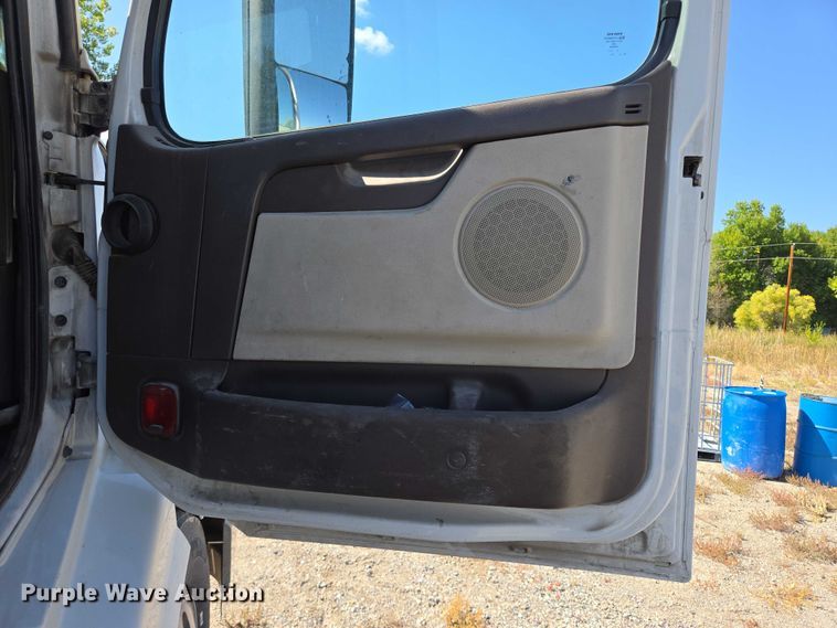 image for item EB1057 2015 Volvo VNL semi truck