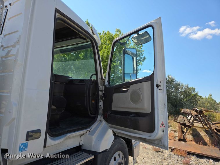 image for item EB1057 2015 Volvo VNL semi truck