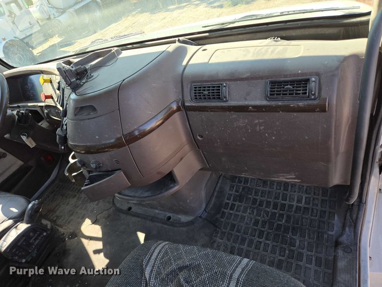 image for item EB1057 2015 Volvo VNL semi truck