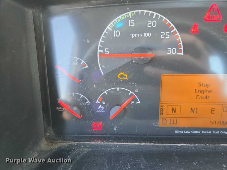 image for item EB1057 2015 Volvo VNL semi truck