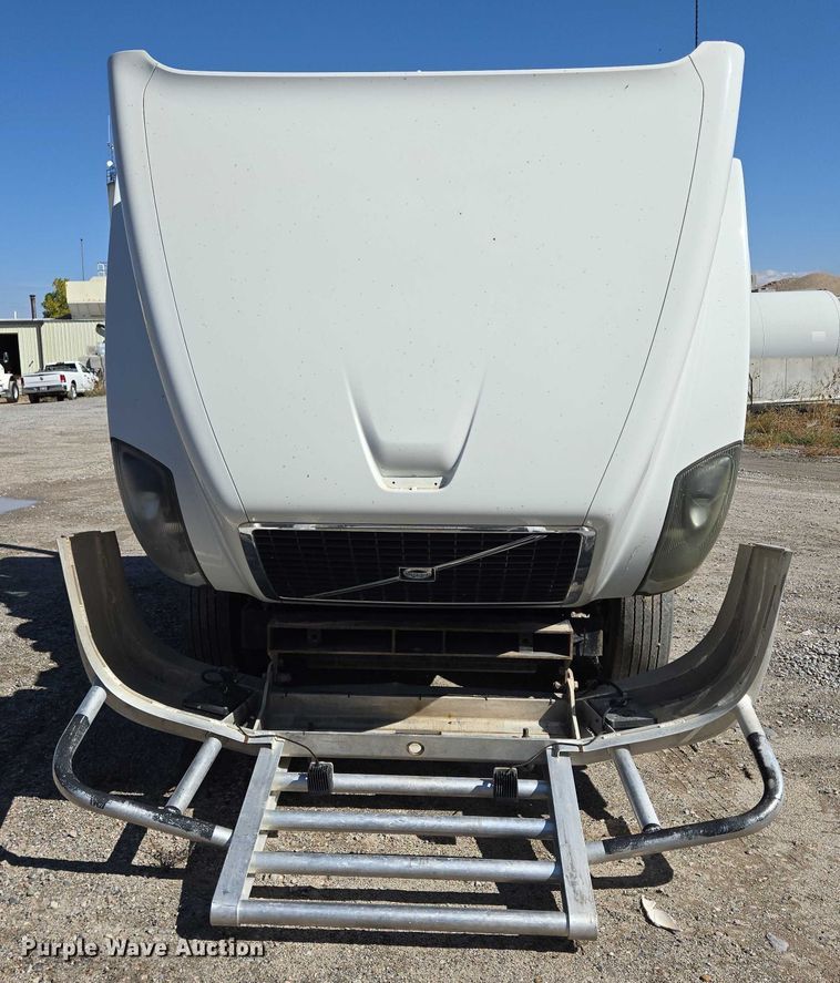 image for item EB1057 2015 Volvo VNL semi truck