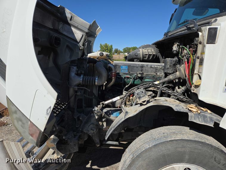 image for item EB1057 2015 Volvo VNL semi truck