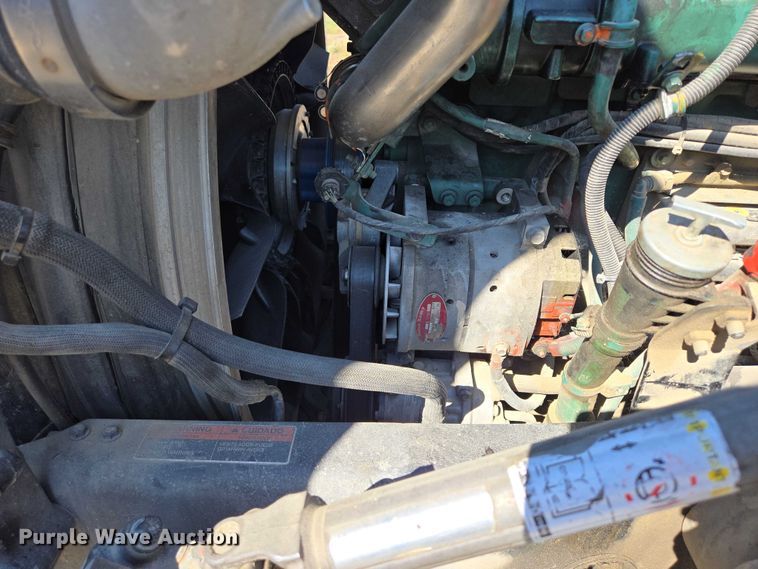 image for item EB1057 2015 Volvo VNL semi truck