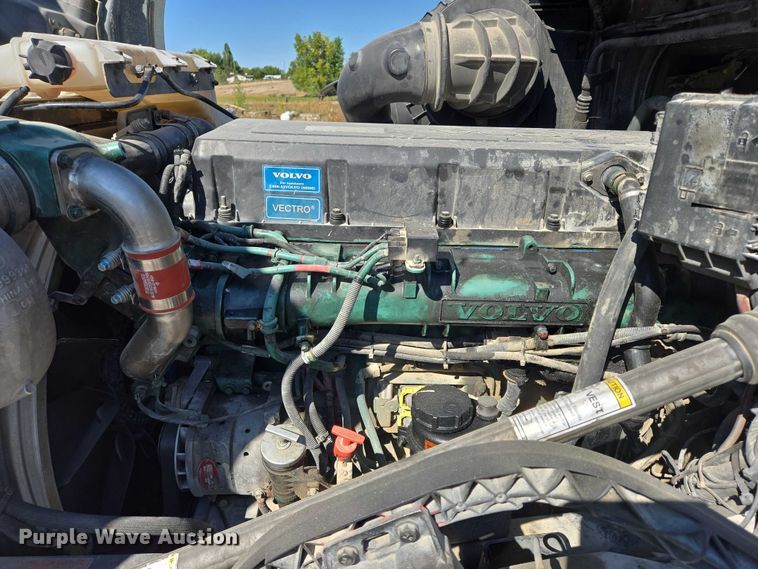 image for item EB1057 2015 Volvo VNL semi truck