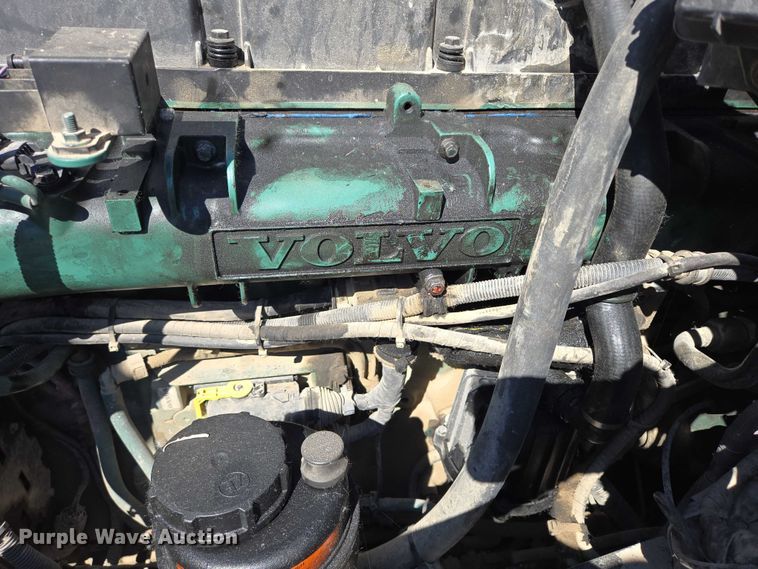 image for item EB1057 2015 Volvo VNL semi truck