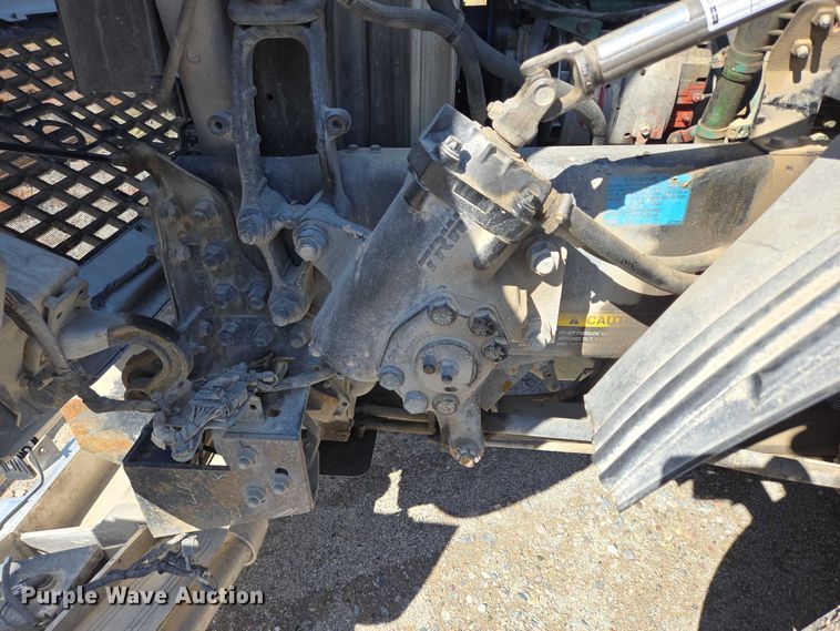 image for item EB1057 2015 Volvo VNL semi truck