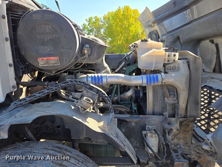 image for item EB1057 2015 Volvo VNL semi truck