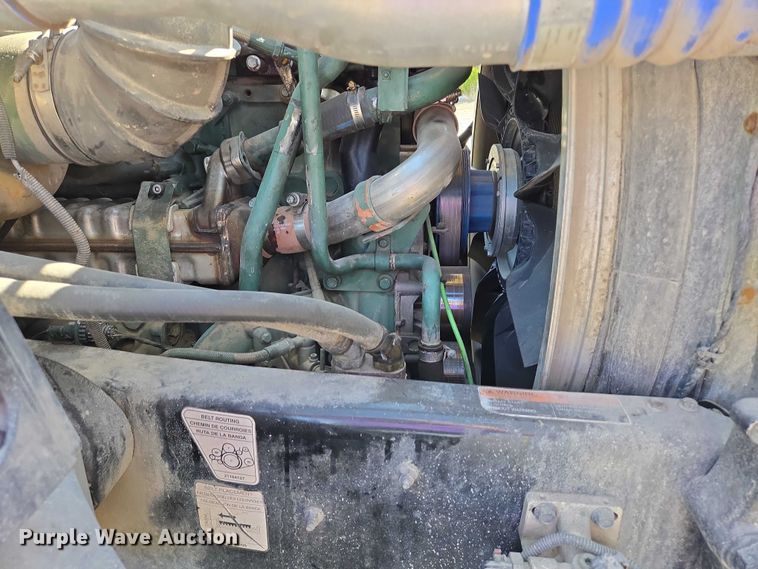 image for item EB1057 2015 Volvo VNL semi truck