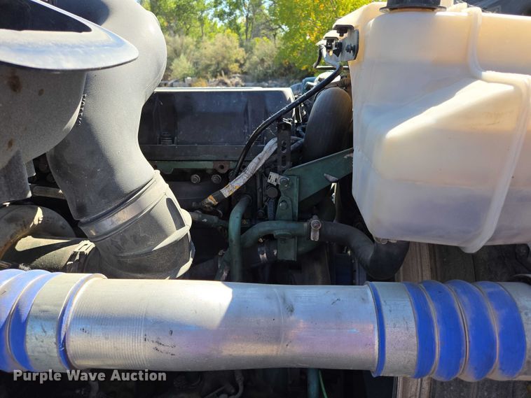 image for item EB1057 2015 Volvo VNL semi truck