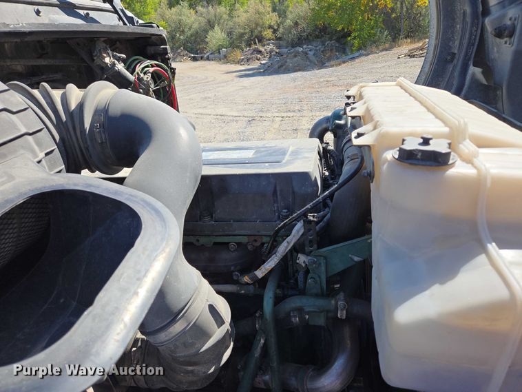 image for item EB1057 2015 Volvo VNL semi truck