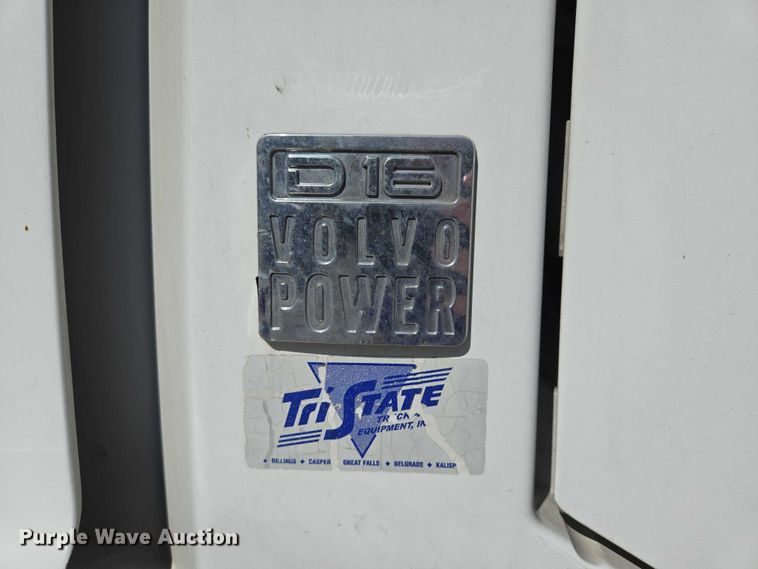 image for item EB1057 2015 Volvo VNL semi truck