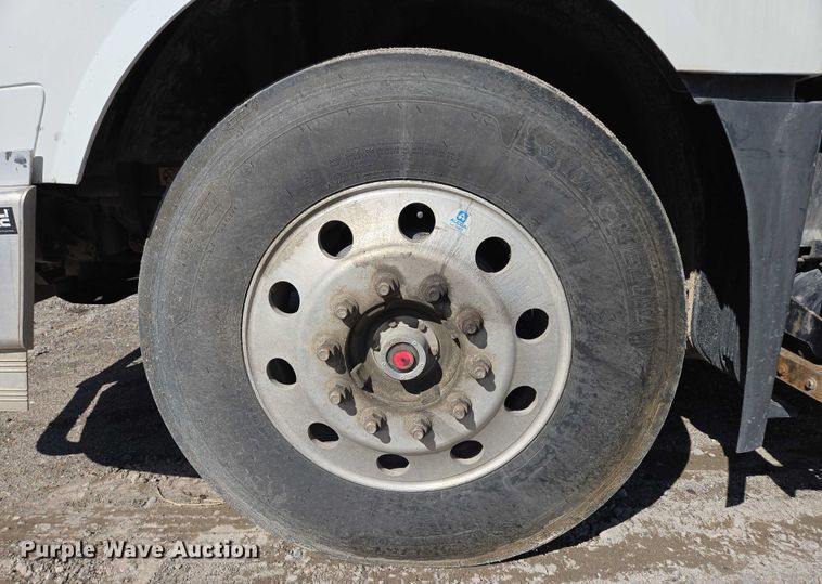 image for item EB1057 2015 Volvo VNL semi truck