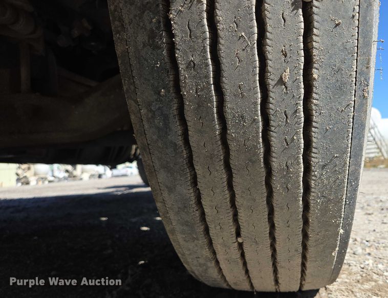 image for item EB1057 2015 Volvo VNL semi truck