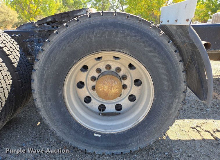 image for item EB1057 2015 Volvo VNL semi truck