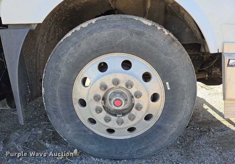 image for item EB1057 2015 Volvo VNL semi truck