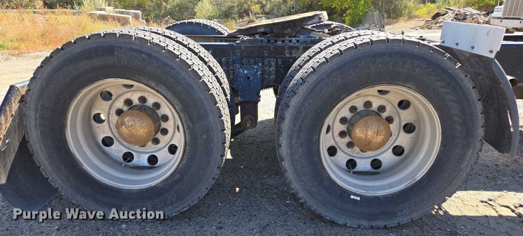 image for item EB1057 2015 Volvo VNL semi truck