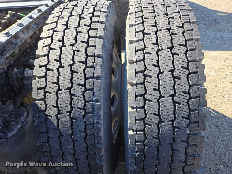 image for item EB1057 2015 Volvo VNL semi truck