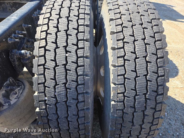 image for item EB1057 2015 Volvo VNL semi truck